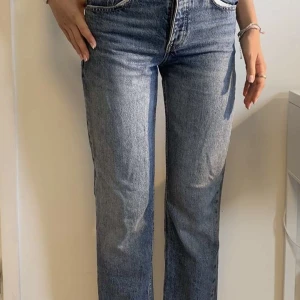 Blåa zara jeans  - Jättefina straight-leg zara jeans i storlek 34💕Personen på bilden är 172 centimeter lång. Byxorna är använda några gånger men väldigt bra skick! 