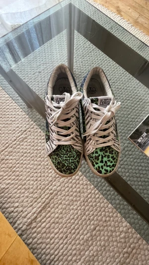 Coola sneakers - Säljer dessa ascoola sneakers från les temps des cerises!! Köpa för något år sedan på zalando!! Använda men inga märkbara defekter förutom lite smutsiga!!!