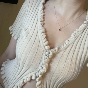 Beige volang topp💘 - Superfin beige volang topp.💞