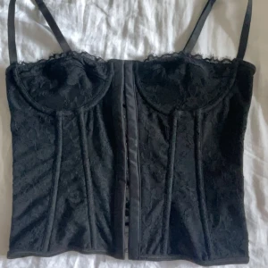 Svart korsett  - Sexig svart korsett med så fin passform och speciella detaljer. Passar perfekt för lågmidjade byxor! 