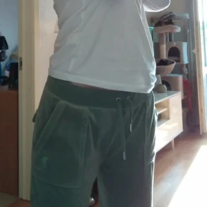 Gröna juicy byxor  - Säljer dom här för dom inte kmr till användning och är lite förstora. Nypris 1200 och säljer för 700, köparen står för frakt, skulle kunna tänka mig att byta mot någon annan storlek eller en storlek mindre av dem ljusgrön. Kp om frågor.