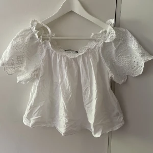 Blus - Jättesöt blus från Gina tricot i storlek 36. Man kan ha den offshoulder som på andra bilden men också som på första💕