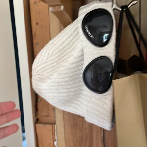 Hattar - Hej, jag säljer en cup company mössa med kvittot till det original pris 1.200kr säljer den för 800 som ny Två NY New era kepsar röd och svart 300kr styck