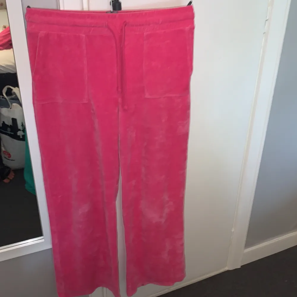 Ett rosa sätt från Cubus som likar juicy  Couture,inga fickor på byxorna.Använd ca 2 gånger och köptes 2022 under sommaren för 800.Köp tröjan för 150 byxorna för 200 och båda för 250. Jeans & Byxor.