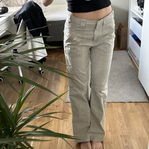 Lågmidjade cargobyxor - Jättefina byxor, knappt använda! Jag är 164 cm lång! midjemått 68 cm, innerbensmått 73 cm ❤️‍🩹