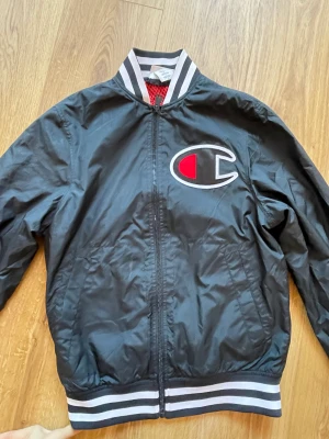 Champion kofta - Knappt använt. Köpte från USA. Storlek xs men passar bra som S. Frakten ingår i priset. 