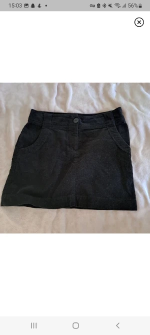 Miniskirt manchester  - Svart manchester kjol från tidigt H&M.  PM för med info.  Fickor fram.  Köparen står för frakt. Ansvarar inte för paketet under frakten. 