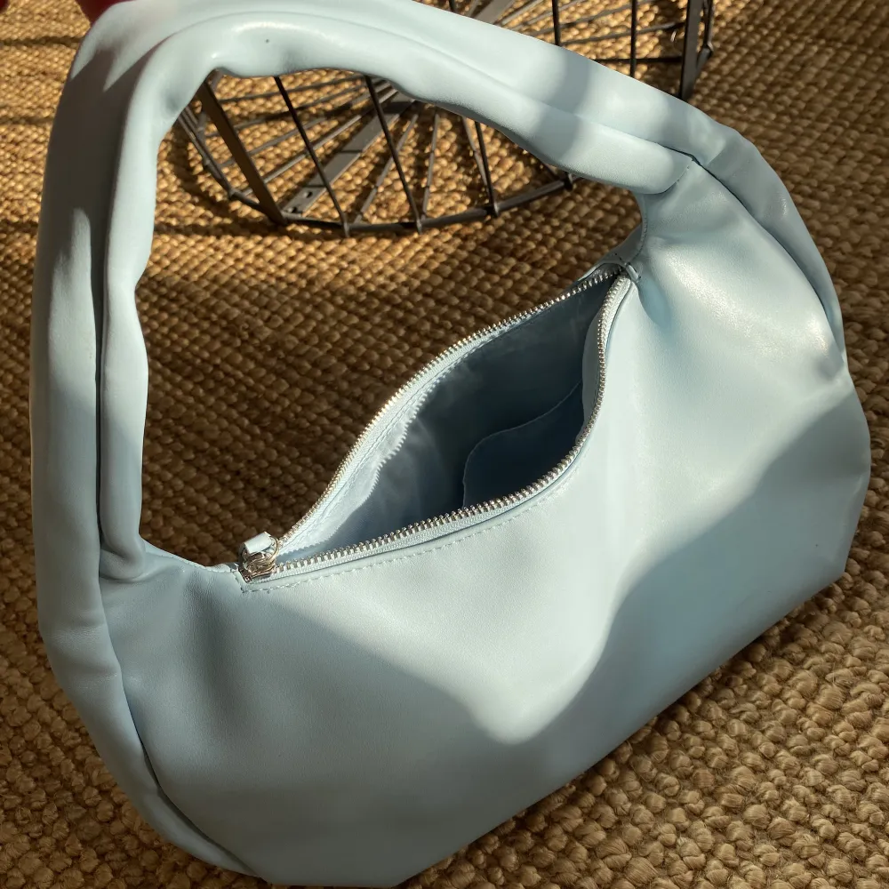 Superfin babyblå väska från Gina Tricot. Rymlig och enbart använd 2 gånger. . Väskor.