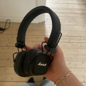 MARSHALL HÖRLURAR - Säljer mina marshall IV då jag köpte ett par nya. Lite slitningar i skinnet men absolut ingenting som syns när de är på, ljudet funkar felfritt och har bra batteritid. Trådlösa med bluetooth.
