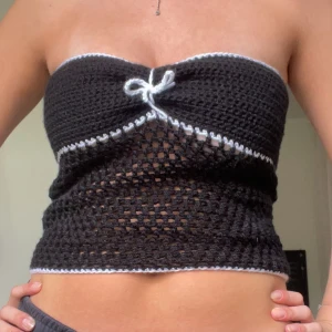 Topp - egenvirkad topp med justerbara band vid ryggen! (Kan även lägga till axelband om du vill) Kan sälja för billigare pris. Kan även ta specialbeställningar då du själv får välja vilken storts topp,garn och storlek!💓