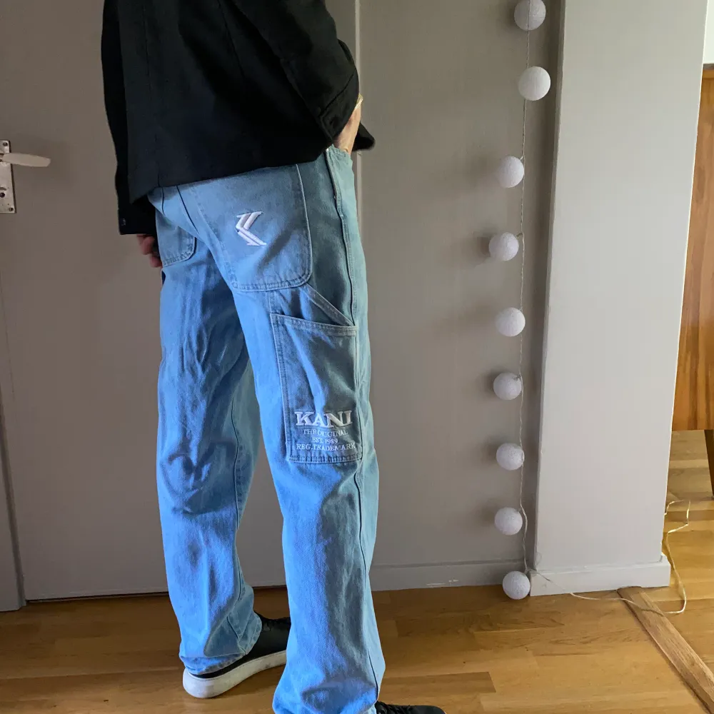 Nästintill oanvända ljusblåa jeans av märket Karl Kani, avslappnade och stilrena jeans!. Jeans & Byxor.