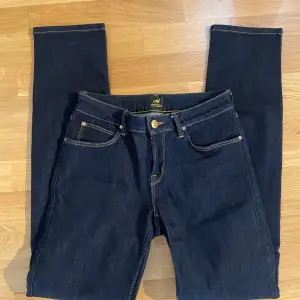 Säljer dessa lågmidjade lee jeans som är raka i benen. Passar en storlek S men även en XS. Hör av er ifall ni är intresserade 🥰