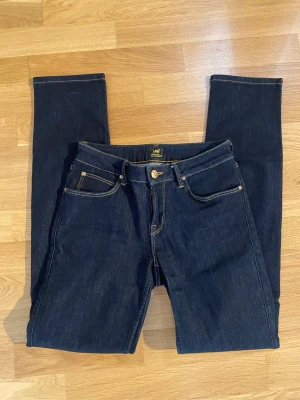 Lee jeans - Säljer dessa lågmidjade lee jeans som är raka i benen. Passar en storlek S men även en XS. Hör av er ifall ni är intresserade 🥰