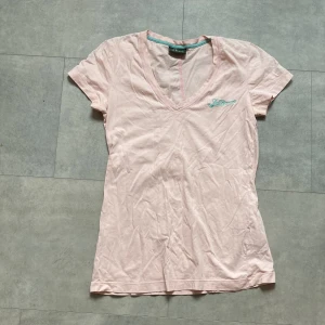 T-shorts Peak Performance  - Ljus rosa v ringad T-shirt. Peak logga i ljus blå. Använd en gång. Sitter som M, brukar ha M. Skriv vid fråga