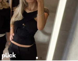 Fin topp gina - Jag säljer denna fina topp från Gina då den var för stor på mig. Tog bort prislappen innan jag insåg att jag ville lämna tillbaka den. Tröjan är aldrig använd och i mycket fint skick.  Lånad bild då den inte sitter så snyggt på mig Köparen står för frakt!