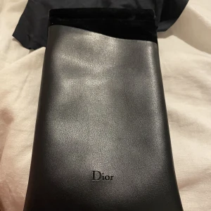 Dior fodral  - Äkta dior solglasögonfodral med äkta putsduk. Ordinarie pris: 1299kr