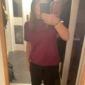 Stickad t-shirt - Lila/rosa tunnstickad tröja❤️den har storlek XL men den sitter som en medium! Bra skick!