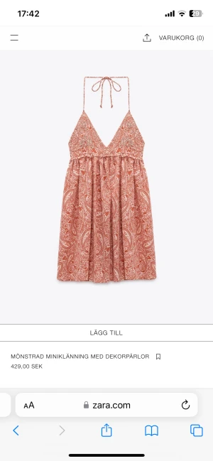 Populär Zara klänning! - Säljer denna populära zara klänning i nyskick! Helt oanvänd med alla lappar kvar! Nypris 429 kr. Slutsåld i denna storlek! Skriv för mer info!💓