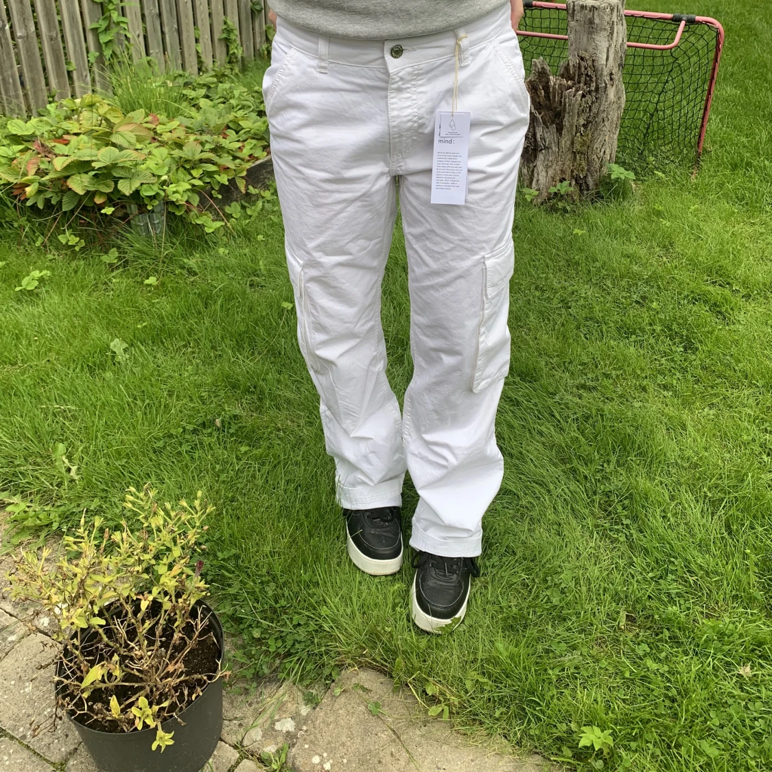 lågmidjade vita cargobyxor 