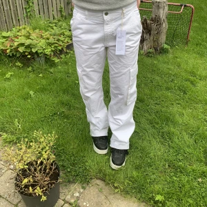 lågmidjade vita cargobyxor  - Helt nya vita lågmidjade cargobyxor från Gina🤍 därför är prislappen kvar.  Köpta för 499kr. Pris kan diskuteras.