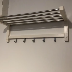 En grej man kan ha i hallen  - Det är en sån man kan ha i sin hall och man ja hänga kläder och andra saker 