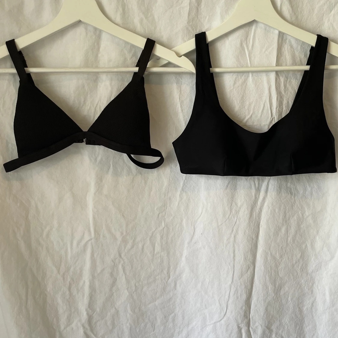 Svarta bikini toppar