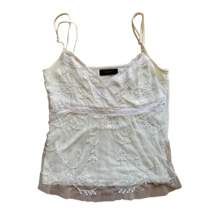 y2k vintage pärl linne  - gulligt linne från vero moda med detaljer. Köpt förut på plick. Aldrig använt av mig. Köparen står för frakt. 🩷