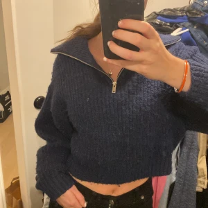 Blå stickad tröja  - En blå, tjock, stickad tröja med dragkedja från Gina Tricot. Perfekt nu till hösten. Ganska kort i modellen❣️