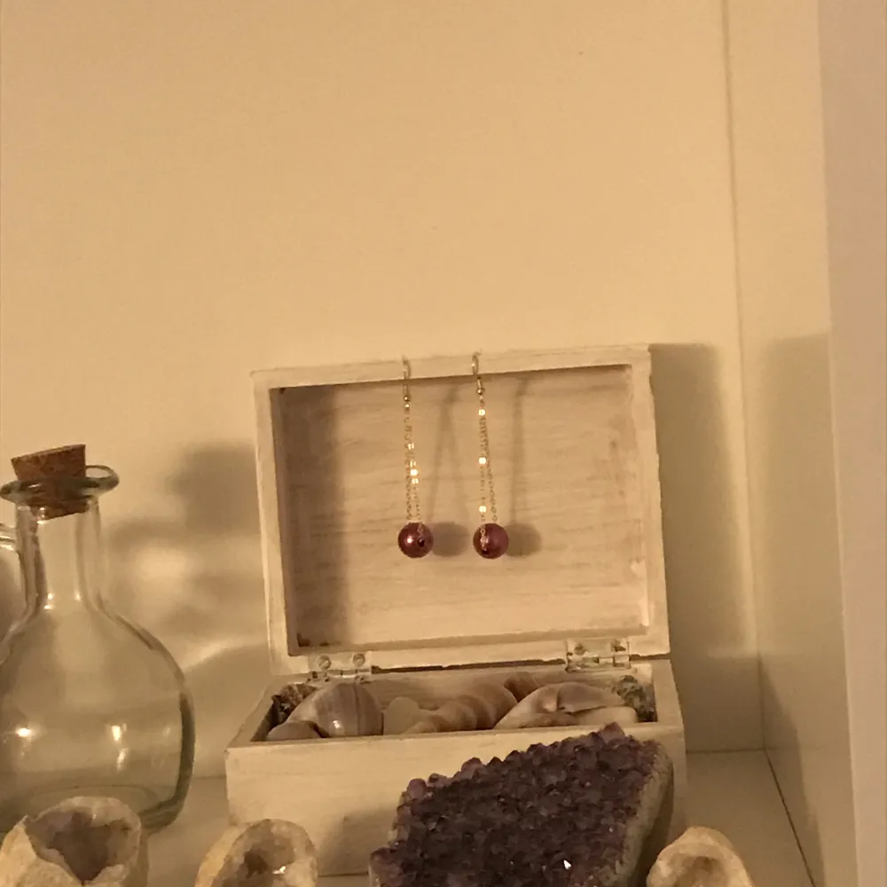 Två vackra pärlörhängen med lila pärlor.handgjort och nytt .Kontakta gärna vid frågor. Köpare står för frakt. Har också andra smycken på min profil.. Accessoarer.