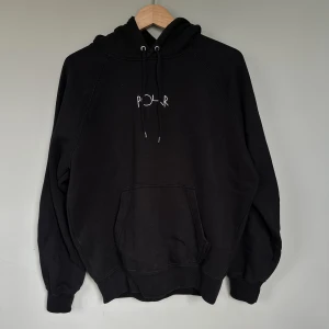 Polar skate co hoodie svart  - Fin Polar skate hoodie i fint, men använt skick - 6/10. Nypris ca 950 kronor. Säljer pga bytt stil.