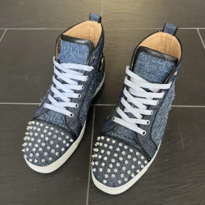 Höga Louboutins - Säljer dessa unika och coola Christian Louboutin skorna som tyvärr inte kommit till så mycket användning :( De är i väldigt bra skick det enda synliga defekten är två nitar som lossnat. De är köpta second hand och har en vintage och unik design!
