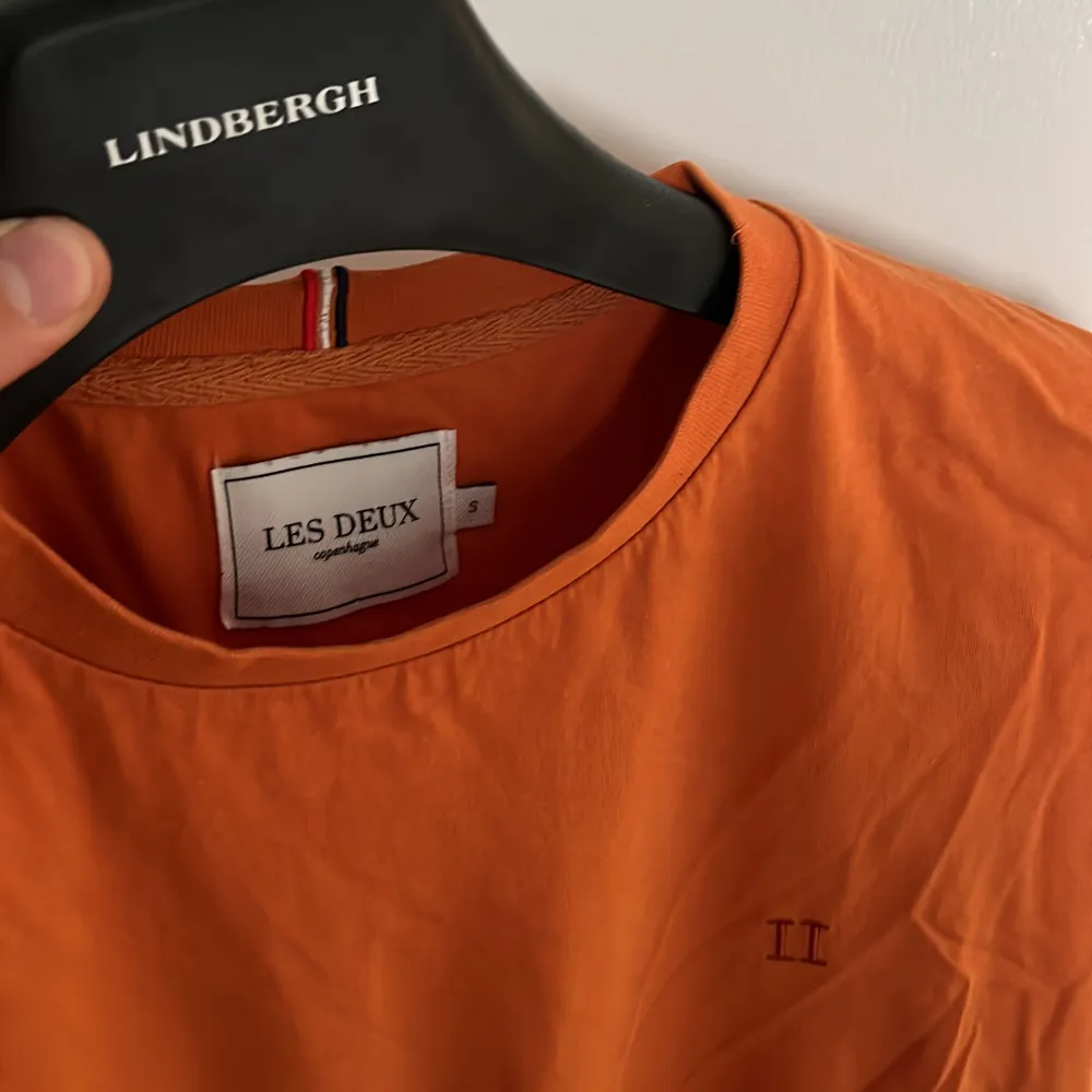 Orange Les Deux t-shirt i storlek S. Fint skick.. T-shirts.