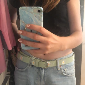 Jätte gulligt skärp😻 - Jätte fint mint grönt/ ljus grönt skärp från pull and bear i nyskick, aldrig använd. Gjort ett extra håll så att den passar bättre, fint gjort, skriv om bild de det💕