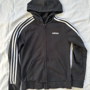 Adidas - Svart adidas hoodie i storlek S