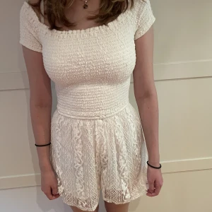 Hollister jumpsuit - Jättesöt vit jumpsuit från Hollister med fin passform och spets på nedre delen. Säljer pga att den inte används längre. Den är i bra skick och bara använd ett par gånger. Köptes för ca 600kr. Det är storlek M men passar XS-M. Priset kan diskuteras