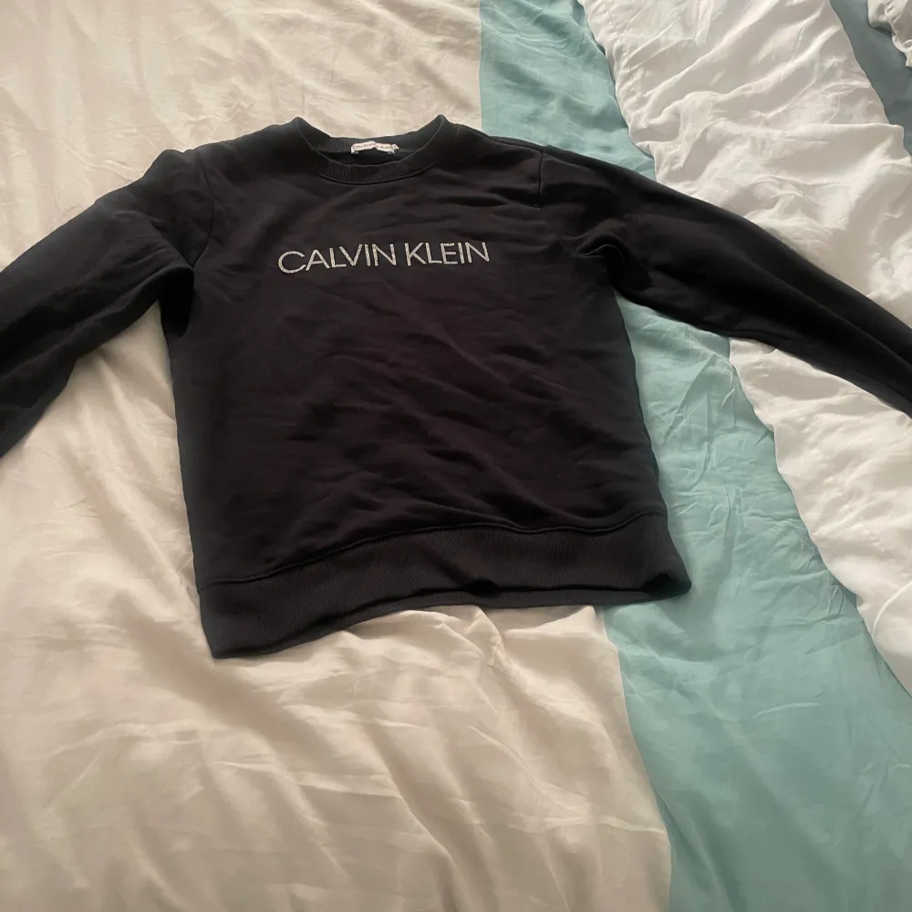 En snygg och skön Calvin Klein jumper. Perfekt i vilket väder som helst varm när det behövs och kylig när det behövs. 50% bomull & 50% polyester. Storlek XS. Tröjor & Koftor.