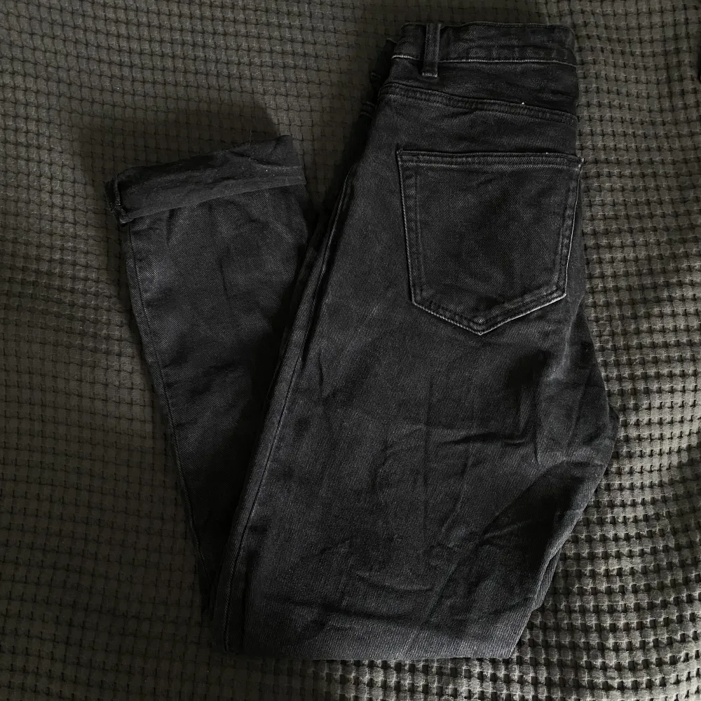 Svarta momjeans från Lindex.  Köpt för 599kr, säljer för 99kr.. Jeans & Byxor.