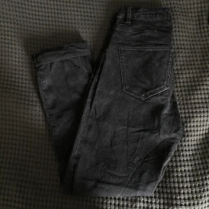 Svarta momjeans - Svarta momjeans från Lindex.  Köpt för 599kr, säljer för 99kr.