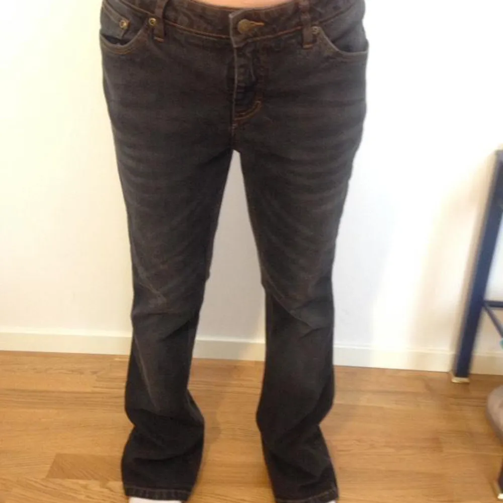 Sista bilden är mest accurate färg på jeansen! De är mörkgråa. Innerbenslängd 76 midjemått 43. Jeans & Byxor.