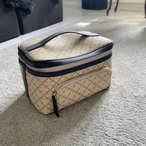 By malene birger  - Säljer nu min fina smink väska från Malene Birger då jag ej använder den längre💗 Inte använt den så mycket den är som ny i skicket! (Ny pris 2800)💗 Mitt pris 1800kr💗