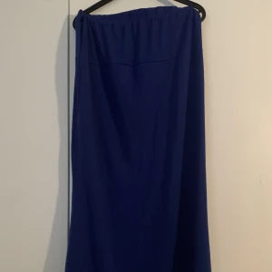Blå långkjol - En blå långkjol. Tappat lite i sömmarna men inget som syns. Fin i färgen och mjukt tyg. 