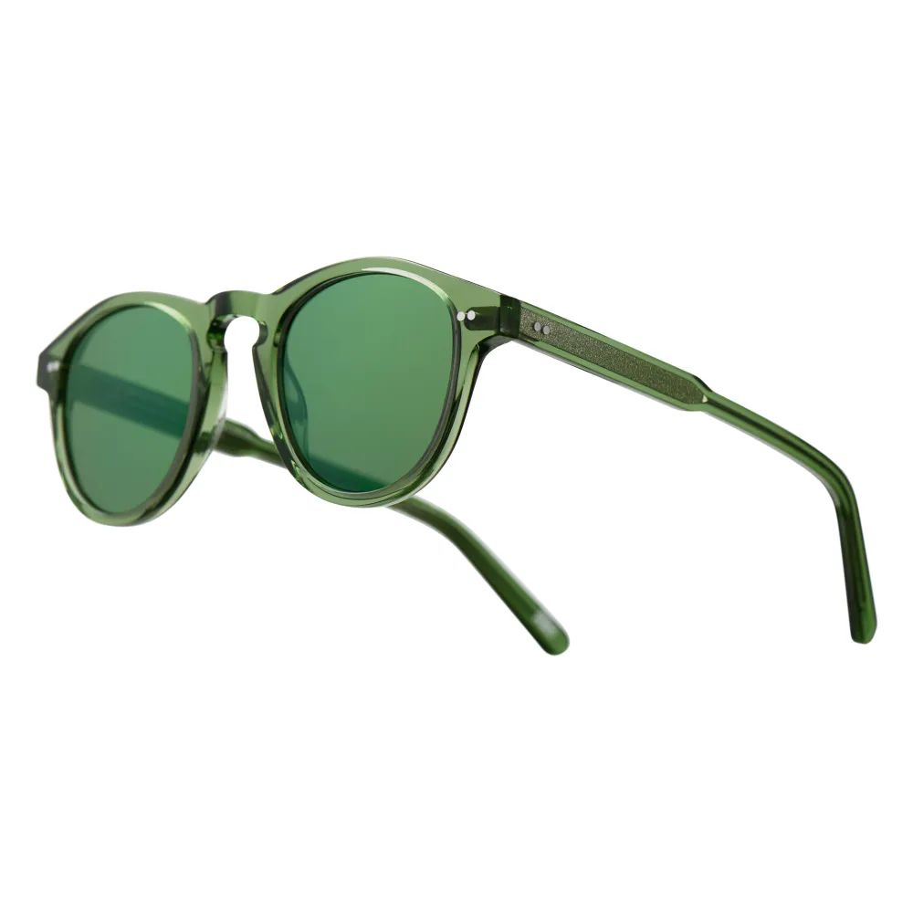 Säljer dessa omtyckta Chimi solglasögon i färgen 002 Kiwi och de är i nyskick. Lådan och duken kommer med!🫶🏼. Övrigt.