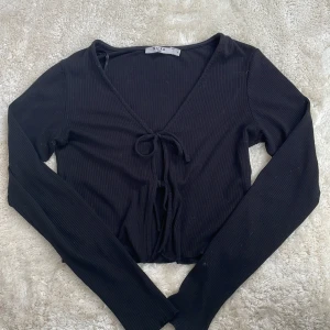 Ribbad kofta - En ribbad kofta med 2 knytningar från Na-kd. Säljer då den ej kommer till användning 