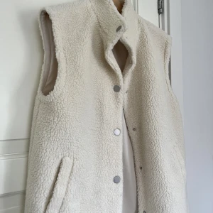 Teddyväst - Säljer min teddyväst eftersom den inte kommer till användning. Västen är i st 36 men passar även 34 och 28 skulle jag säga❤️