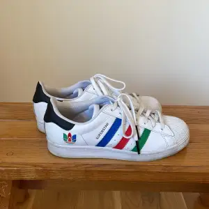 Här har du ett par schyssta Adidas skor med multifärger