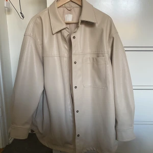 Beige jacka - Jacka i beige skinnimitation. Från H&M storlek XL. Mycket bra skick utan defekter 