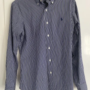 Ralph Laruen skjorta - Blå vit randig Ralph Lauren skjorta. Storlek S. Skjortan är som i nyskick. Titta in profilen för mer skjortor och klädesplagg.