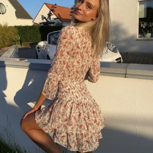 Blommig volang klänning  - Säljer den här superfina klänningen från princess Polly. Helt oanvänd med prislappen kvar. Kort i modellen och är helt perfekt till sommarens fester! 😍Den första bilden är lånade av Mika Gedin ❤️köparen står för frakten 