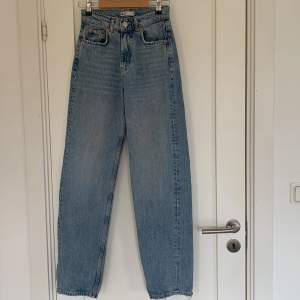 Ljusblå raka jeans från Gina✨Storlek 32. De har en liten slitning i slutet på benet (sista bilden) annars är de som nya 🌸Man får gärna köpa flera plagg från olika annonser samtidigt och behöver då bara betala en frakt
