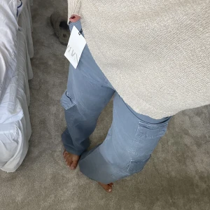 Cargo panta  - As coola cargo pants! Lappen kvar då jag inte hann skicka tillbaka då de var fel storlek. Blå/grå